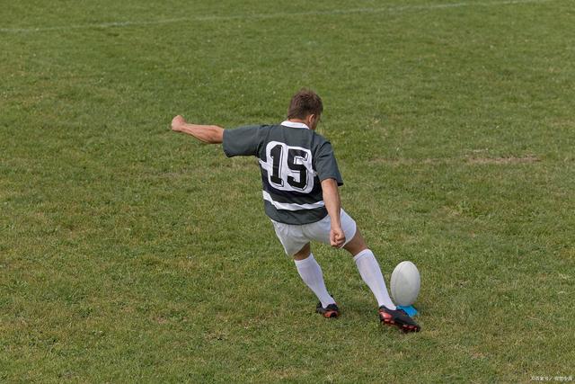 足球比赛中一个运动员射门直入对方球门,精彩一击的简单介绍 足球比赛中一个运动员射门直入对方球门,精彩一击的简单介绍