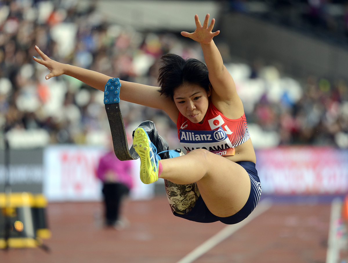 体育赛场上，女运动员们追求卓越成绩的简单介绍