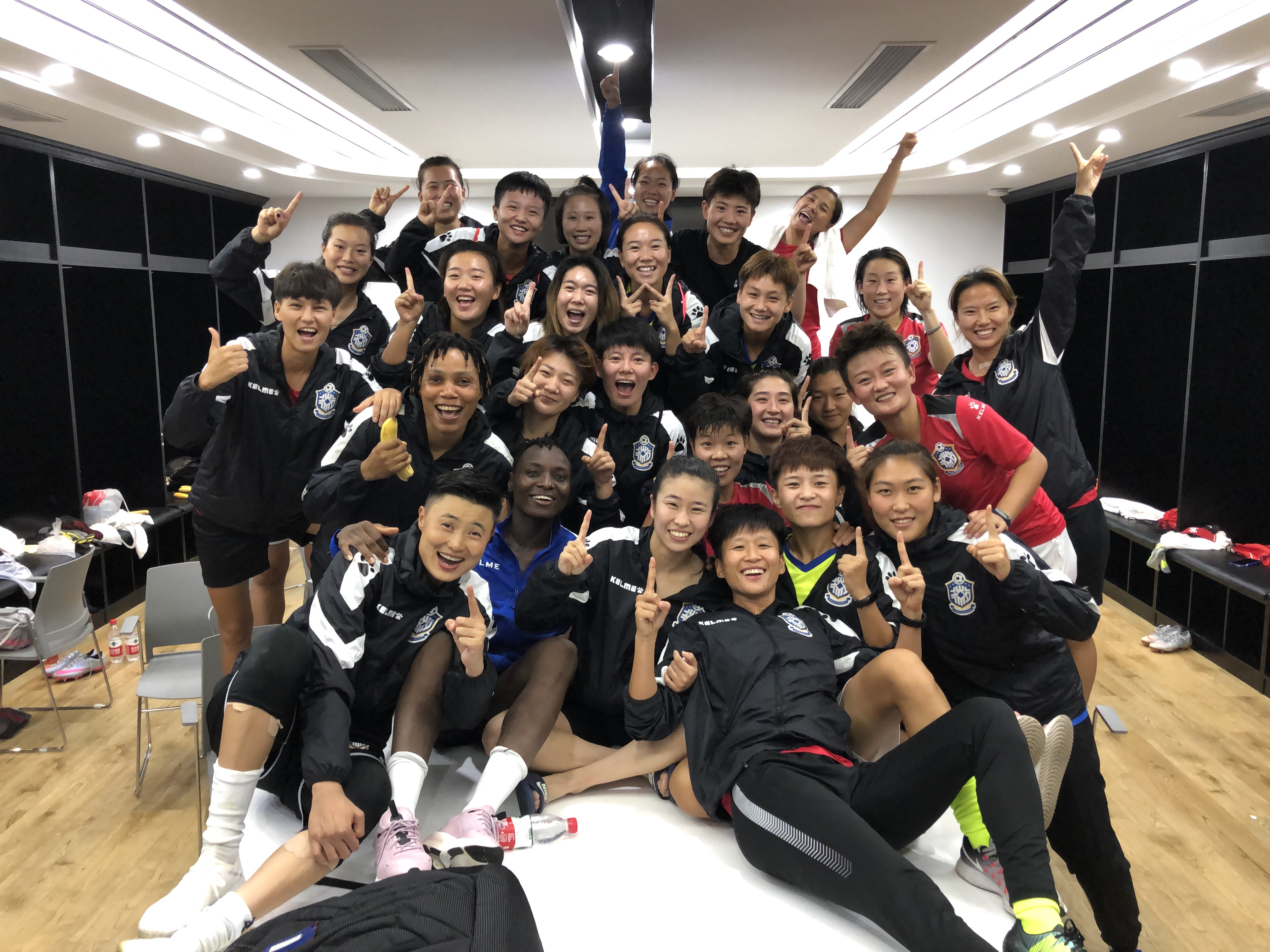 河南建业队在比赛中展现出强大的防守能力