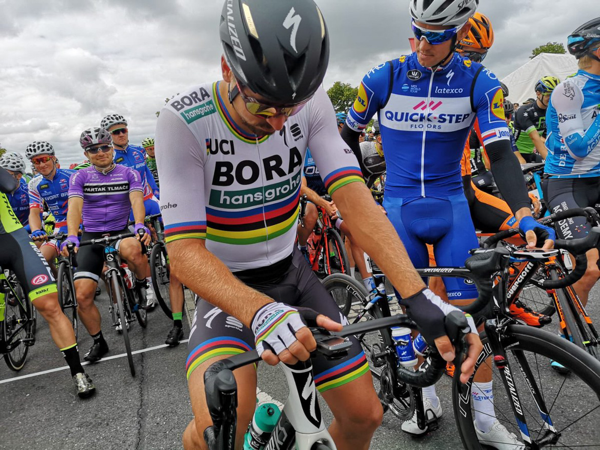 包含斯洛伐克队再夺胜利，晋级下一轮的词条