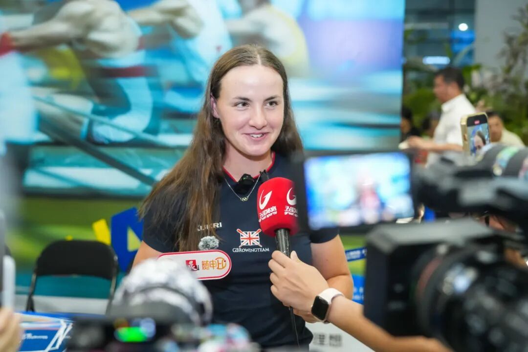 英国射击运动员准确稳定，夺冠领奖的简单介绍