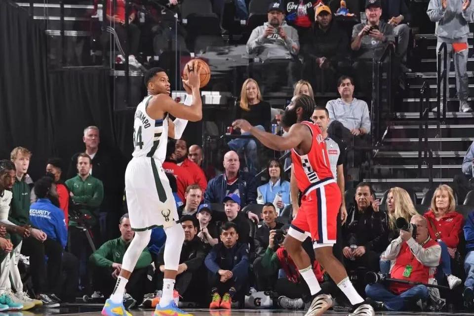 od体育入口-太阳客场击败雄鹿，保罗关键时刻发挥