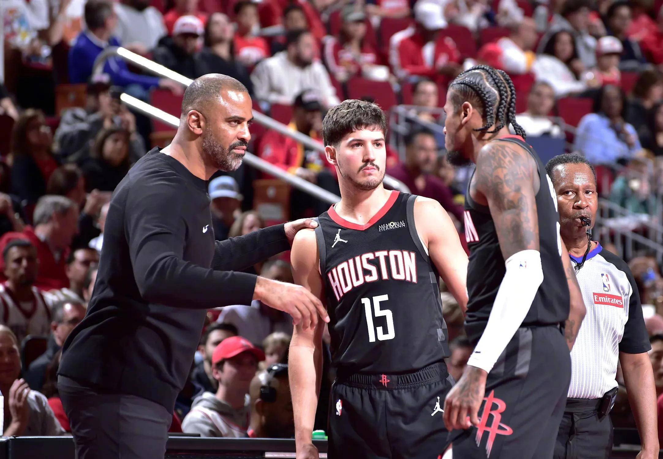 太阳客场击败雄鹿,保罗关键时刻发挥 太阳客场击败雄鹿,保罗关键时刻发挥