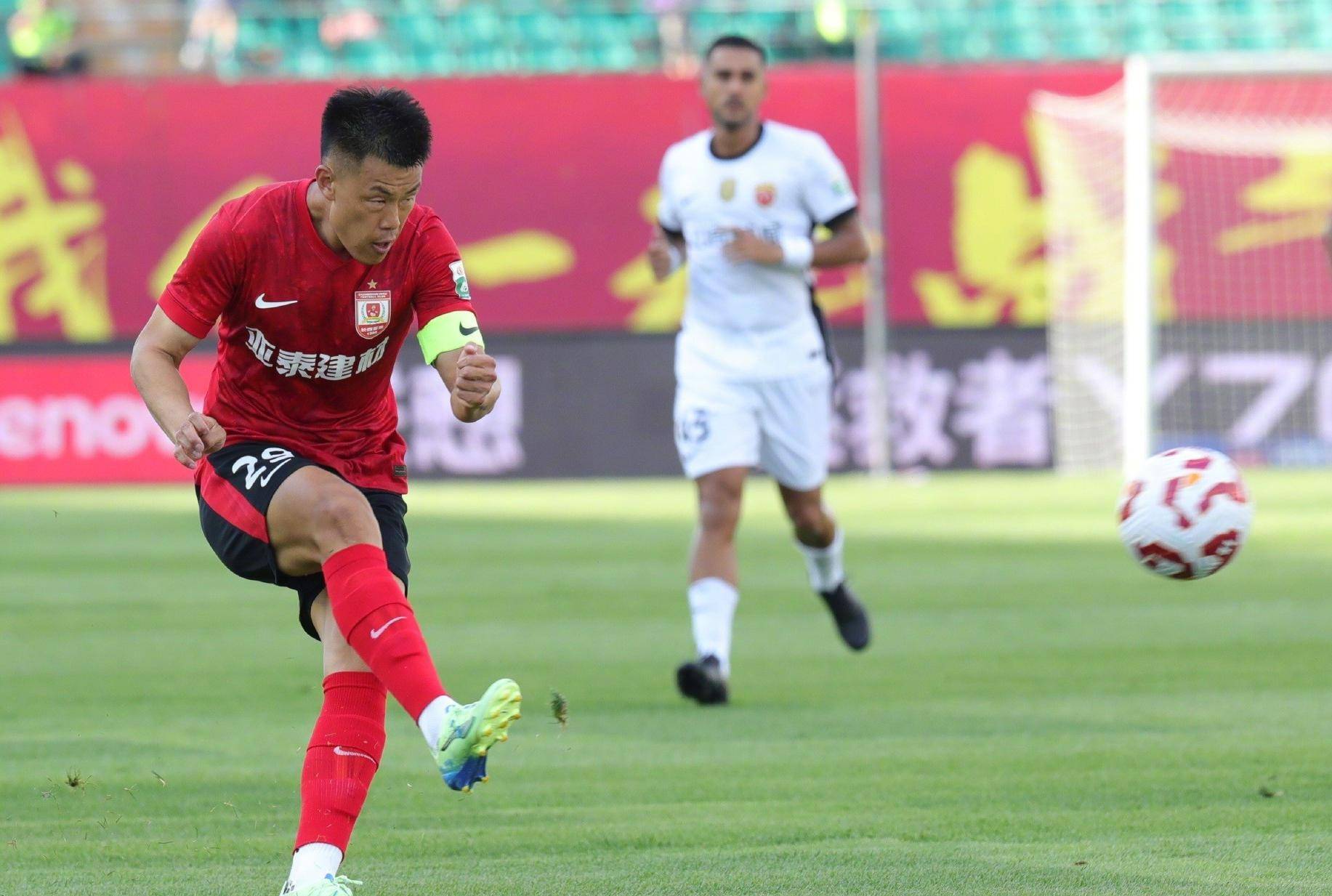 一场备受瞩目的足球比赛悬念重重