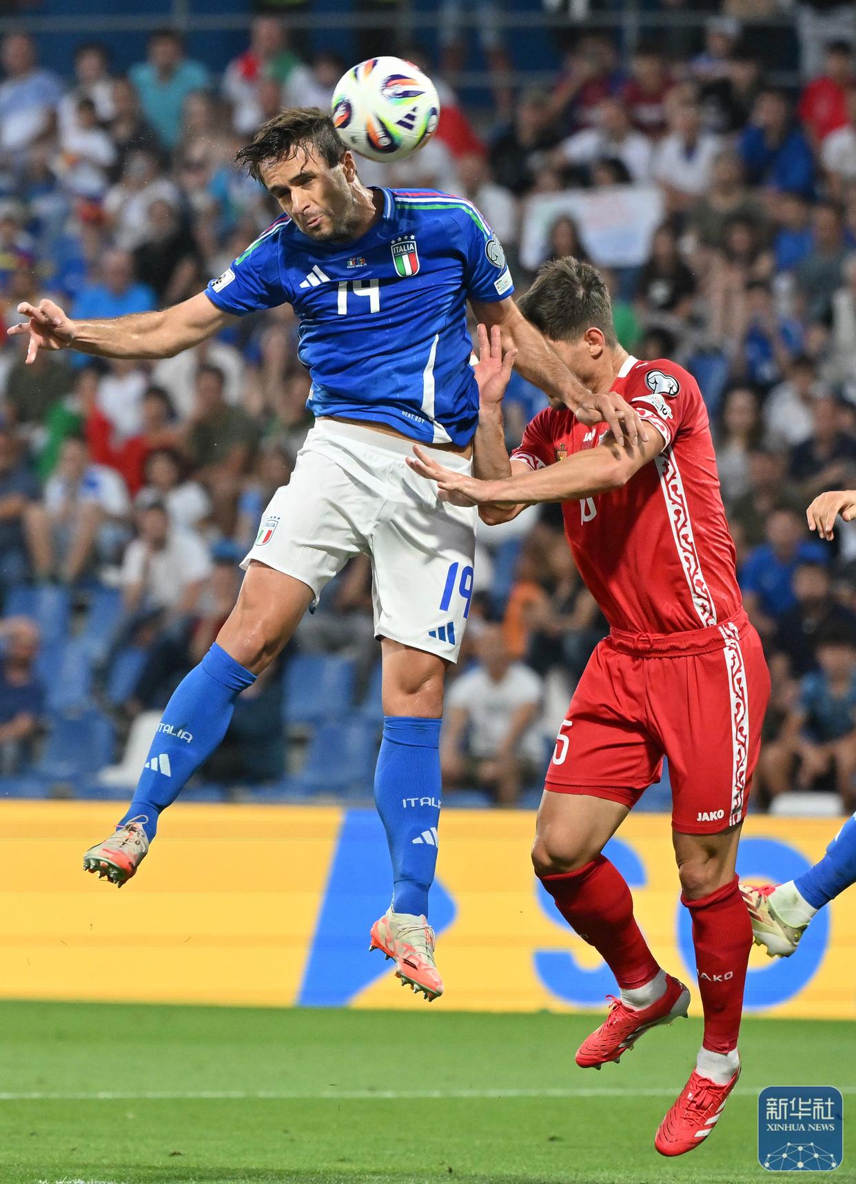 一场备受瞩目的足球比赛悬念重重