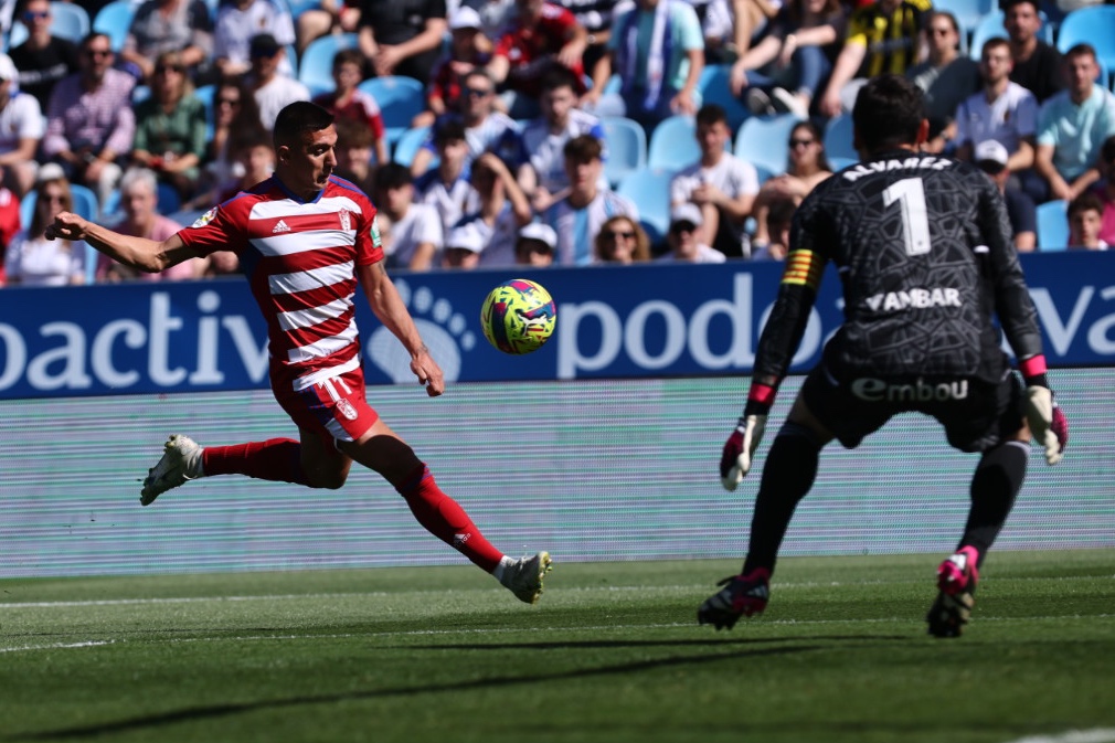 格拉纳达主教练重组阵容，球队状态回归